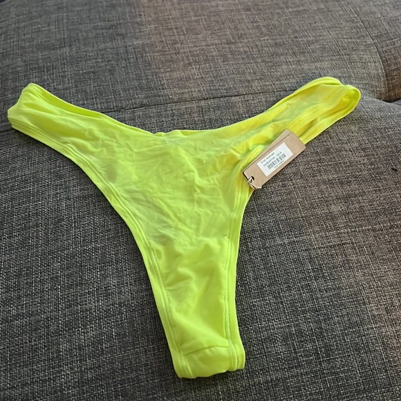 Skims Fit Everybody Thong - Picture 6 of 13